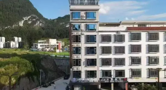 Wandong Hotel (Nandan Dongtian Jiuhai Scenic Area), Buchen Sie Hotel Hechi Guangxi
