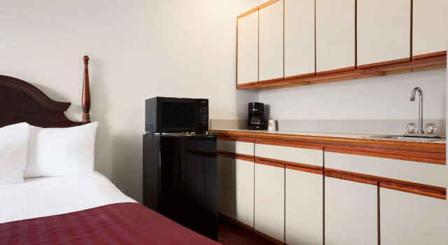 Четырёхместный люкс с 2 комнатами Super 8 by Wyndham Aurora/Naperville Area