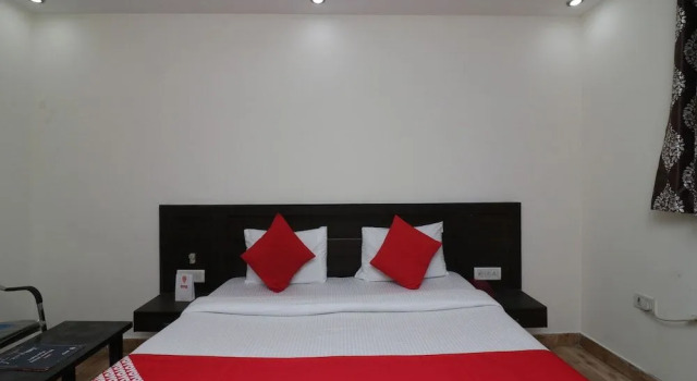 OYO 27823 Hotel Sahib, Забронировать Отель Отели Нью-Дели с парковкой, Парковка