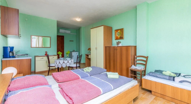 Amazing Apartment in Stara Baska With Wifi, Prenota Appartamento Hotel a Isole Quarnerine con parcheggio, Parcheggio