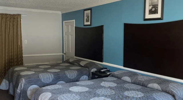 Colonial Manor Motel