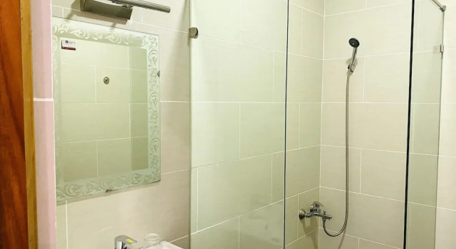 Трёхместный номер Superior с балконом и с видом на бассейн Dong Xuan Hong Hotel