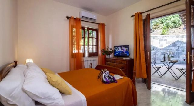 VILLA LA NATURA x6 WITH GARDEN AND FREE PRIVATE PARKING, Забронировать Вилла Виллы Сорренто, рядом с Железнодорожный вокзал Сорренто компании Чиркумвезувиана, Вилла
