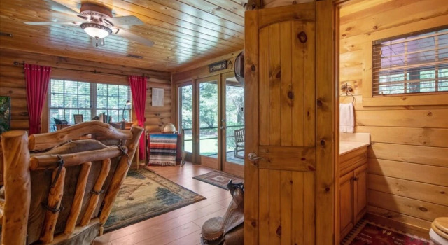 Cowboy Cabin - Gorgeous Unique Mountain Cabin With Creek Porch Pool Table, Reserva ahora Hotel Cherry Log Georgia