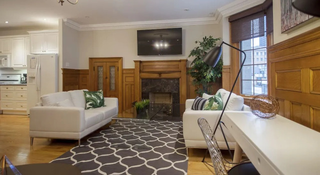 Spectacular 1BR Unit - King Bed, Varaa Hotelli Toronto 