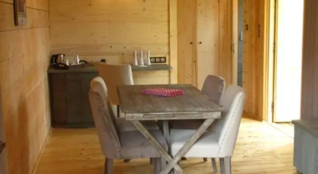 Кровать в общем номере Les Cabanes Dans Les Bois Logis Hôtel