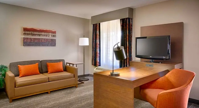Двухместный люкс с балконом Hampton Inn & Suites Show Low-Pinetop