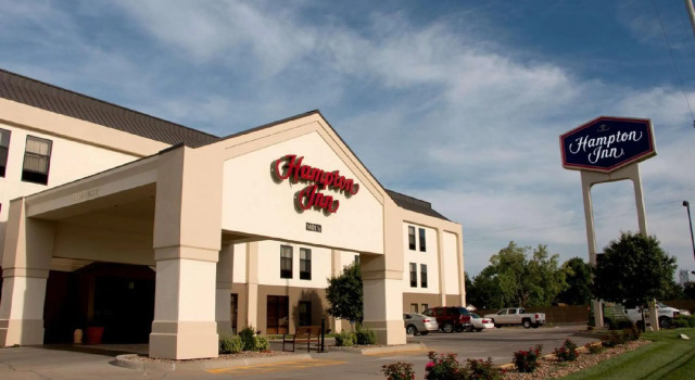 Кровать в общем номере Hampton Inn Hutchinson
