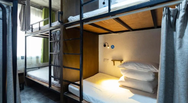 Кровать в общем номере (мужской номер) Comma Travel International Youth Hotel