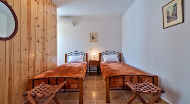 Семейный коттедж с балконом Aphrodite House