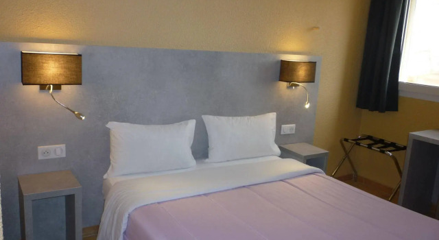 LOGIS Hôtel Restaurant Le Clos Fleuri, Забронировать Отель Кастельнодари Canal du Midi
