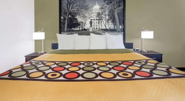 Номер Deluxe Super 8 by Wyndham Madison South