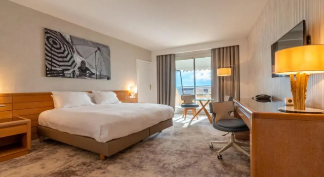 Двухместный люкс с балконом и с видом на море Holiday Inn Nice - Port St Laurent by IHG
