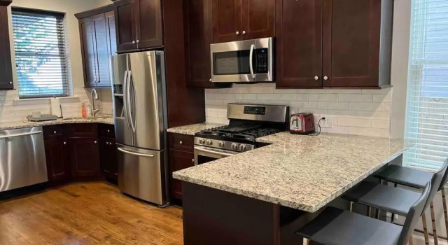 Апартаменты Trendy West Town Flat - 2 bed / 1.5 bath w parking