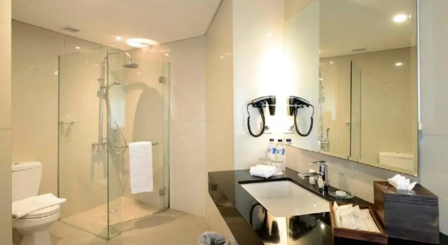 O podwyższonym standardzie dwuosobowy pokój Discovery Hotel & Convention Ancol