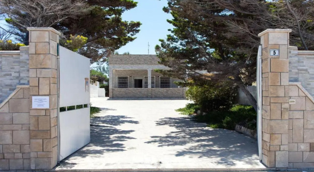 Villa fronte spiaggia con 3 camere e 2 bagni m730, Book Villa Sommerhuse i Torre Chianca, Hytte