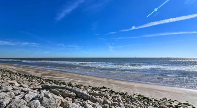 Коттедж с 2 комнатами с балконом 2 Blocks to Surfside Beach: A-frame Home w/ Deck