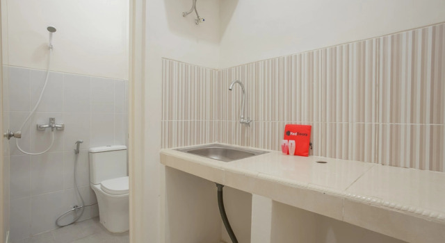 Номер Standard RedDoorz near Ciputra Golf Surabaya
