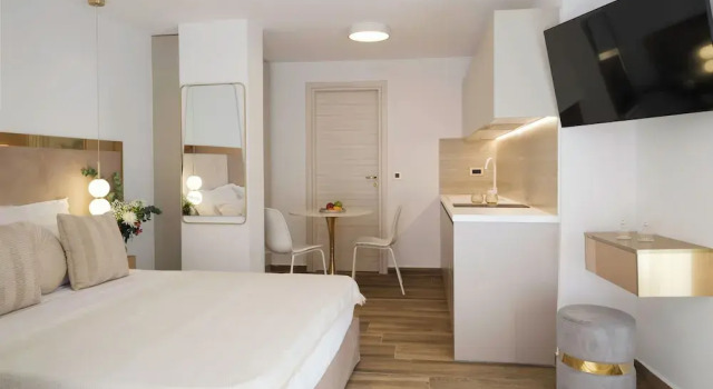 Полулюкс с балконом и с видом на горы Golden Luxury Suites
