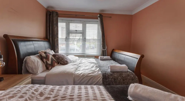 3-bed House, Sleeps 6, Free Parking,wifi