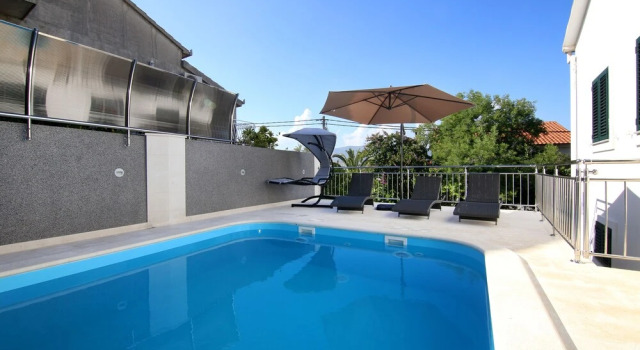 Luxury House With Pool 50M From Sea, Забронировать Апартаменты/квартира Мастринка Трогир