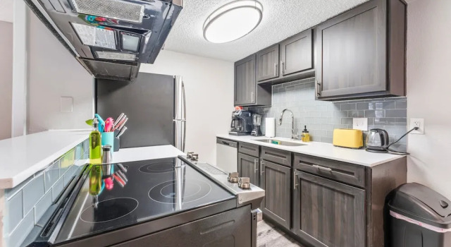 Soco 2BR Comfy Suite w Pool King bed Fast Wifi