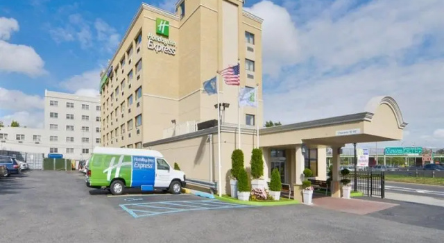 Кровать в общем номере Holiday Inn Express Laguardia Airport