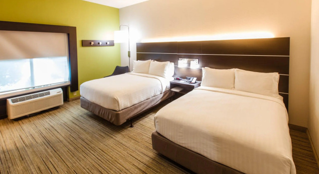 Четырёхместный номер Standard Holiday Inn Express Hotel & Suites Harriman by IHG