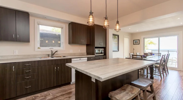 Barefoot Bungalow Gracing the shores of Lake Simcoe, a wonderful family cottage!, Varaa Hotelli  
