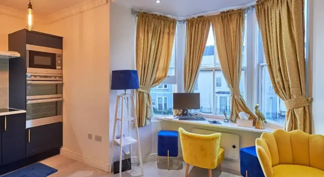 Flat in Kemptown. Road Opposite to Beach, Забронировать Отель Отели Исторического графства Суссекса 3 звезды, 3*