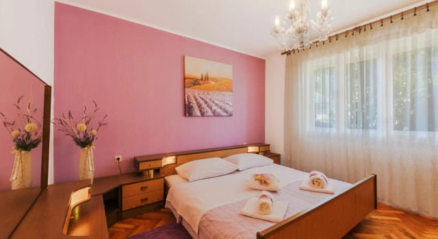 Two bedroom apartment, nice neighborhood, free parking, WiFi
