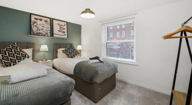 Апартаменты Stylish 2 Bedroom 2 Bathroom Apartment - 8 Minutes Drive to Central MK - with Free Parking & Smart TV by Yoko Property