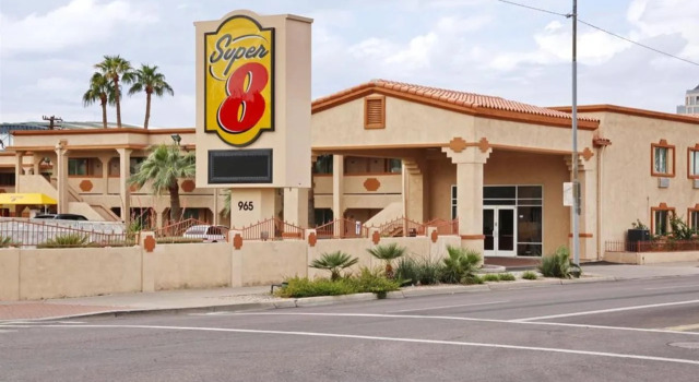 Super 8 Downtown Phoenix, Забронировать Отель Феникс - центр города Финикс, рядом с Площадь Исторического наследия