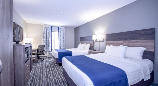 Четырёхместный номер Standard Days Inn & Suites by Wyndham Wisconsin Dells