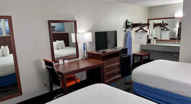 Четырёхместный номер Standard Days Inn by Wyndham Greenville