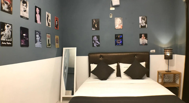Кровать в общем номере l墾丁antique包棟民宿l四臥室十人包棟l ktv l麻將l烤肉l廚房l零九壹伍陸柒陸柒陸零預訂l禁止寵物l