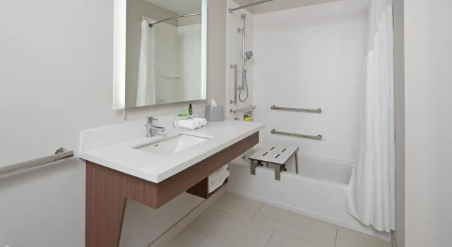 Люкс Holiday Inn Express Hotel & Suites SeaTac by IHG