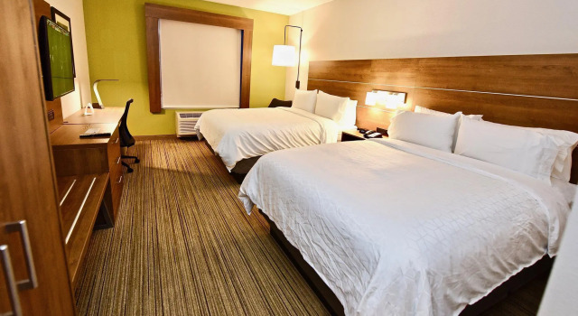 Четырёхместный номер Standard Holiday Inn Express & Suites Perryville by IHG