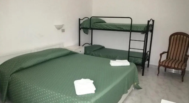 Кровать в общем номере Holiday Residence