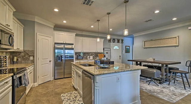 Коттедж с 3 комнатами Luxury Granbury Home w/ Game Room: Steps to Lake!