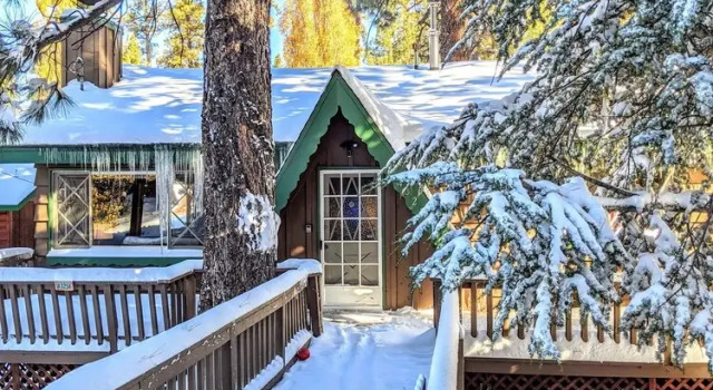 1970- Sunny Bear Cabin 2 Bedroom Home by RedAwning, Book Hotel 3-stjernede hoteller i Moonridge, 3*