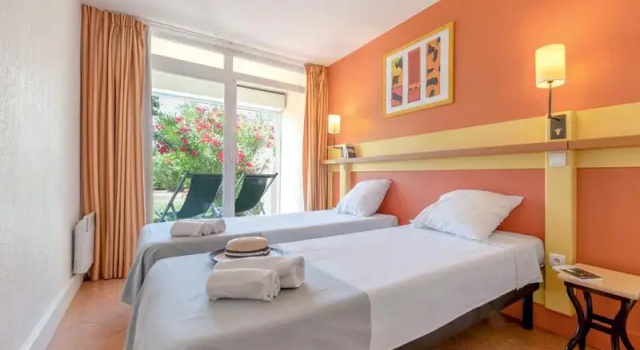 Апартаменты с 2 комнатами с балконом и с видом на море SOWELL RESIDENCES Les Sablons
