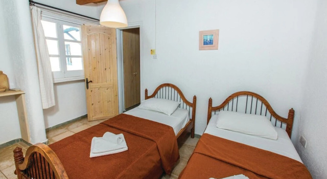 Awesome Home in Pomos With Wifi and 3 Bedrooms, Rezerwuj Hotel Hotele w Pomos z basenem, w pobliżu Tpoulorotsos Beach, Basen