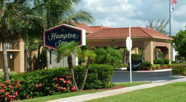 Кровать в общем номере Hampton Inn Juno Beach