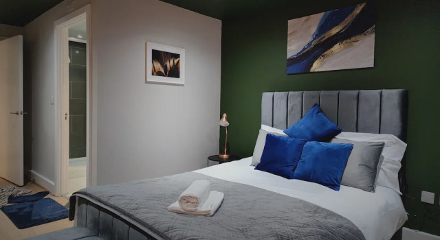 3br-sleeps8-canarywharf-cinemabedroom, Varaa Huoneisto Asunnot kohteessa Merseyside, Huoneisto