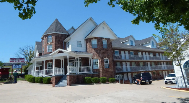 Carriage House Inn, Забронировать Отель Отели Table Rock Lake с парковкой, Парковка