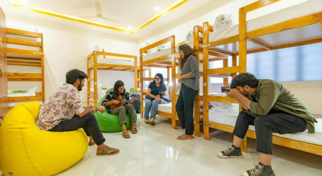 Кровать в общем номере The Social Stays Jaipur