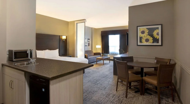 Четырёхместный семейный люкс Days Inn & Suites by Wyndham Warman