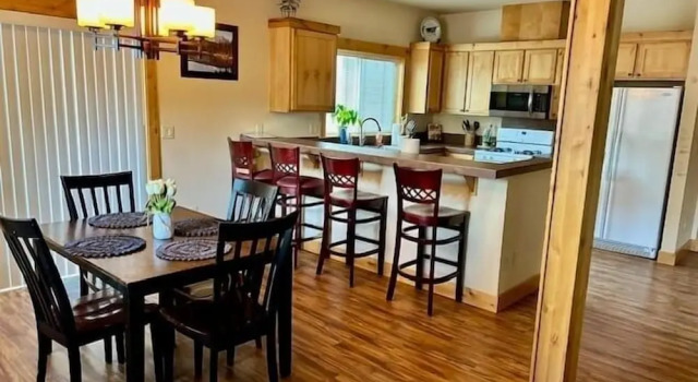 Skyliner Trails 3 Bedroom Home by RedAwning, Prenota Hotel Bend 