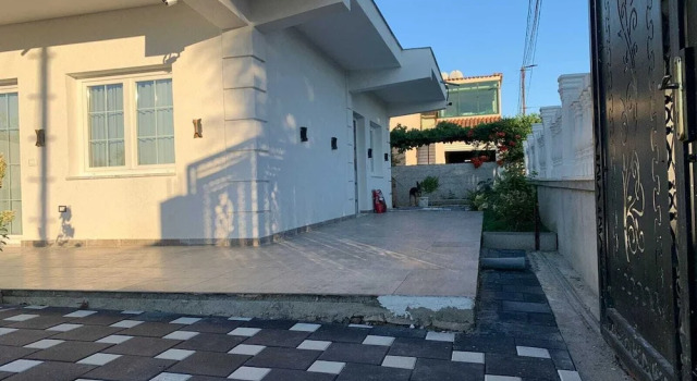 Luxury Villa With Pool, Rezerwuj Willa Hotele w Durres County z parkingiem, Parking
